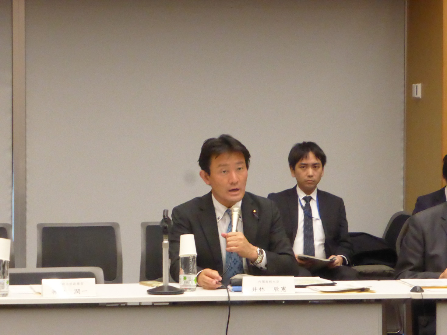 写真：第6回「新型インフルエンザ等対策推進会議」の様子1