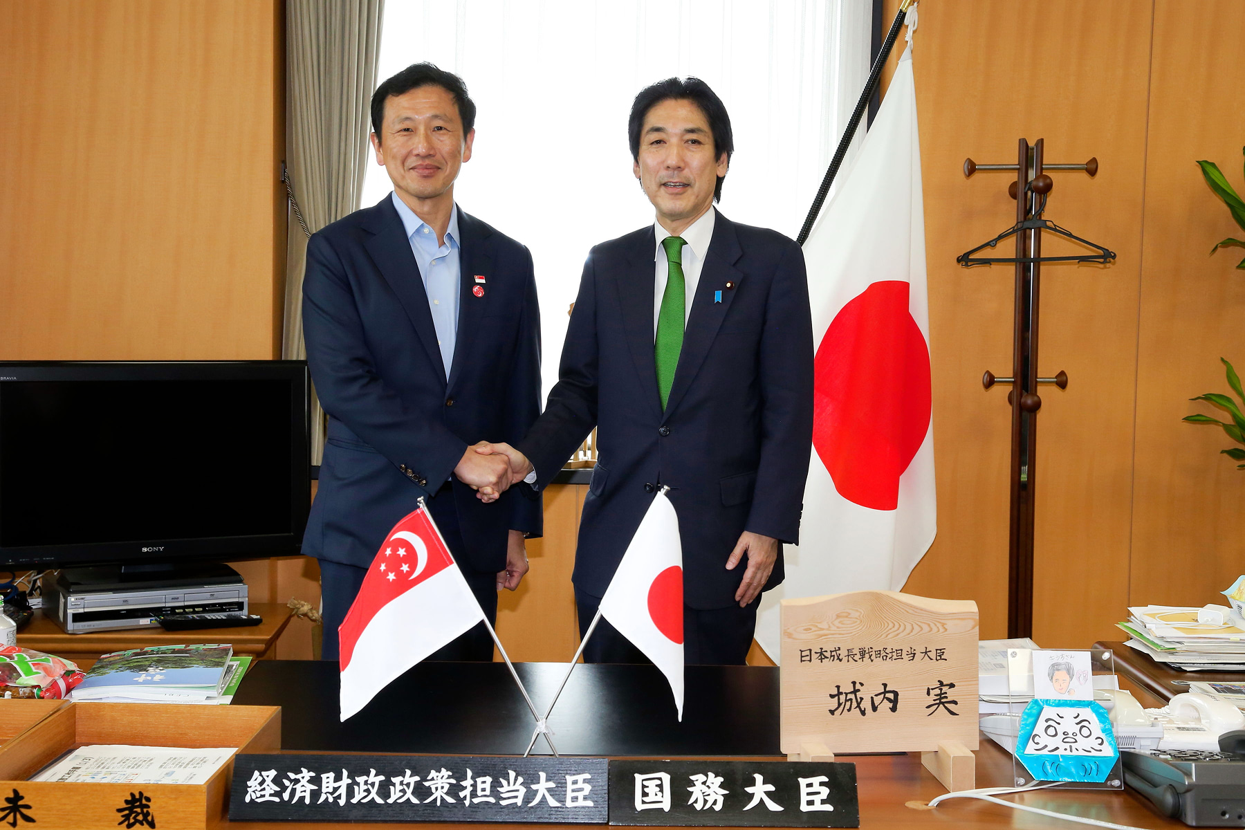 写真：シンガポール共和国オン保健大臣の表敬訪問の様子1